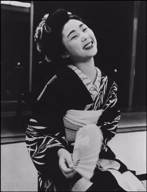 Một số hình ảnh khác về geisha Nhật Bản năm 1956. Ảnh: Dennis Stock/ Magnum Photos.