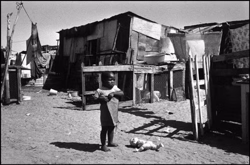 Các căn nhà tạm bợ của người da đen ở khu ổ chuột Crossroads, thành phố Cape Town, Nam Phi năm 1978. Ảnh: A. Abbas/ Magnum Photos.