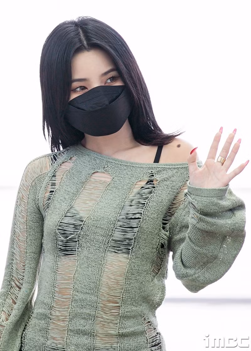 Trang phuc bi che qua sexy cua ca si nu-Hinh-6