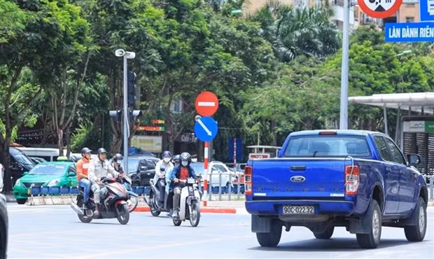 Ha Noi: Thi diem tach cung lan oto va xe may tren duong Nguyen Trai