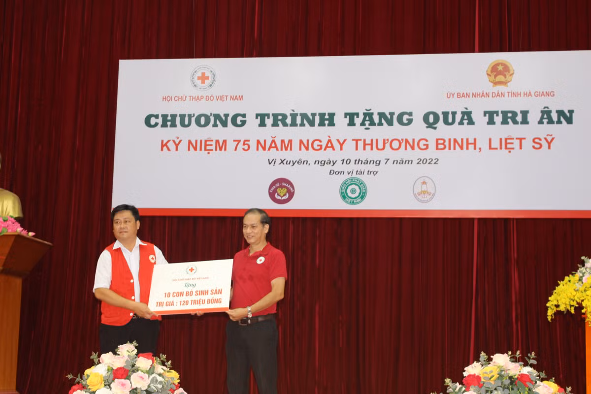 Tang qua cac Me VNAH, gia dinh thuong binh, liet sy tai Ha Giang-Hinh-5