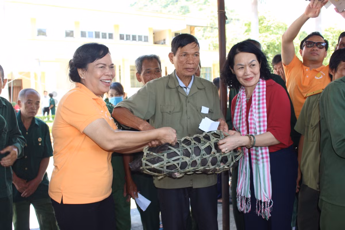 Tang qua cac Me VNAH, gia dinh thuong binh, liet sy tai Ha Giang-Hinh-7
