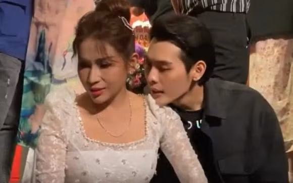 Nhung cap doi 'la doi' cua Vbiz: Thoai mai om hon-Hinh-19
