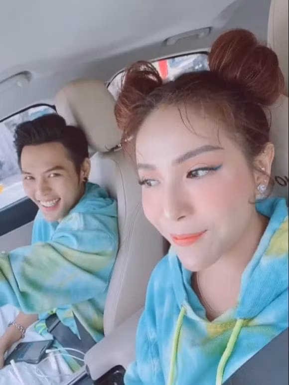 Nhung cap doi 'la doi' cua Vbiz: Thoai mai om hon-Hinh-20