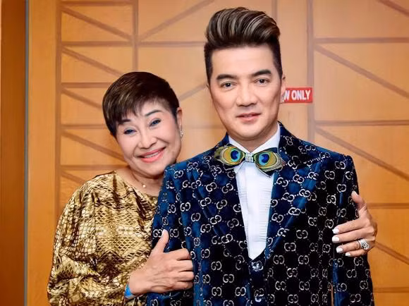 Nhung cap doi 'la doi' cua Vbiz: Thoai mai om hon-Hinh-9