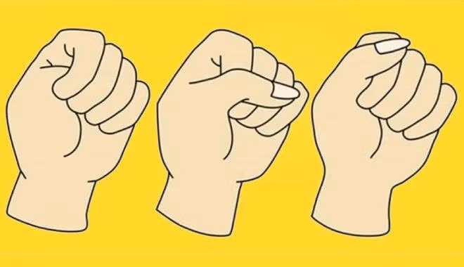  Ngón cái đè lên các ngón còn lại. Bạn sinh ra đã có lòng tự cao, không muốn bị người xung quanh hạ thấp hay chê bai. Bạn luôn đặt lòng tự trọng của mình lên hàng đầu. Bên cạnh đó, bạn là người sáng tạo, tỏa ra sự thu hút với người khác và khá yêu thích các hoạt động ngoại khóa. So với người khác bạn khá khác biệt, thích tự tạo ra luật chơi cho riêng mình.