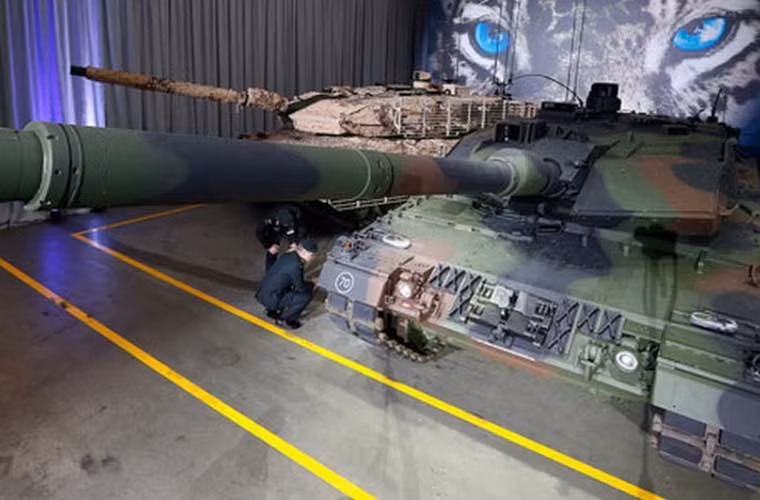 Hỏa lực vẫn là pháo 120mm L55 có mặt trên Leopard 2A6 kết hợp hệ thống điều khiển hỏa lực tiên tiến. Tuy nhiên, vũ khí phụ có khác một chút khi nó được trang bị giá điều khiển vũ khí tự động lắp súng máy 12,7mm.