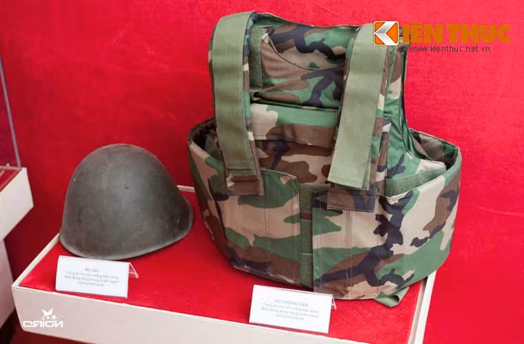 Mũ sắt và áo chống đạn trang bị cho lực lượng Đặc công Biệt động trong huấn luyện chống khủng bố.