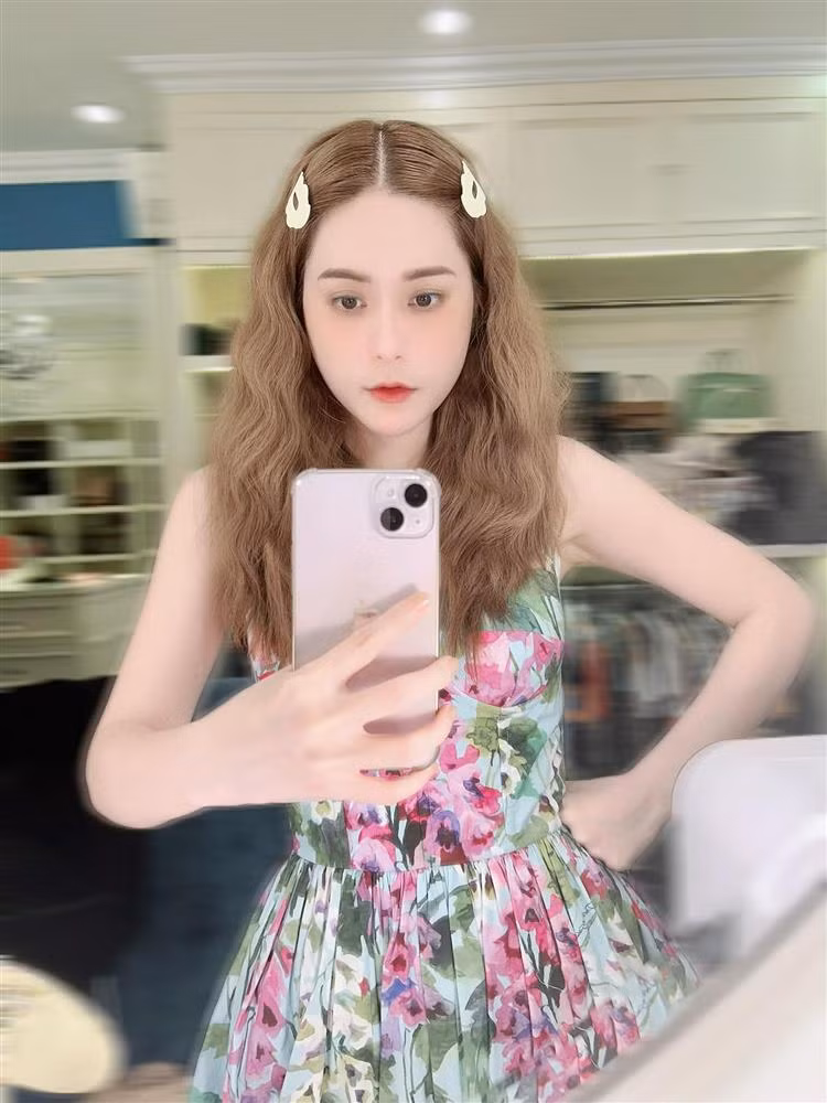 Mẫu váy hoa xanh - tím được 2 nàng dùng để ''hack'' tuổi. Và trong pha đụng hàng này, Huyền baby thành công áp đảo với gương mặt xinh tựa búp bê bên suối tóc bồng bềnh. Còn Đoàn Di Băng lại ''cưa sừng'' hơi quá với tóc xoăn hippie kẹp tóc trắng.