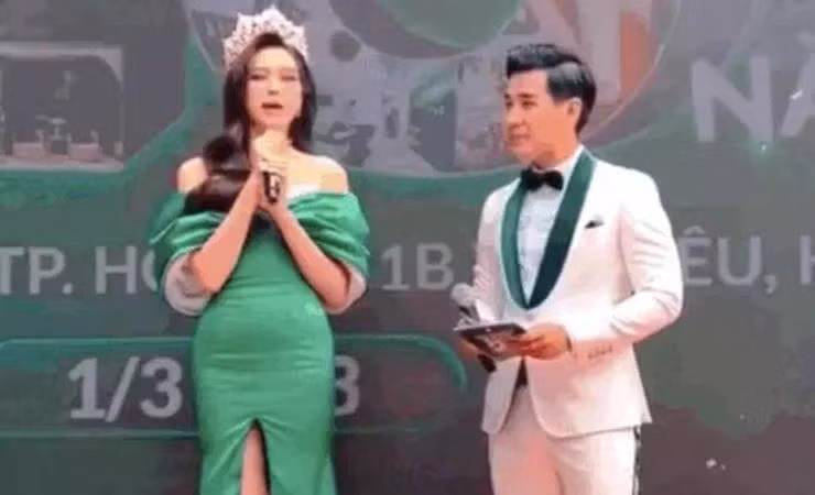 Hoa hậu Đỗ Thị Hà được khen ngợi bởi nhan sắc xinh đẹp, nụ cười rạng rỡ nhưng thường xuyên gặp sự cố "khó đỡ" vì trang phục.