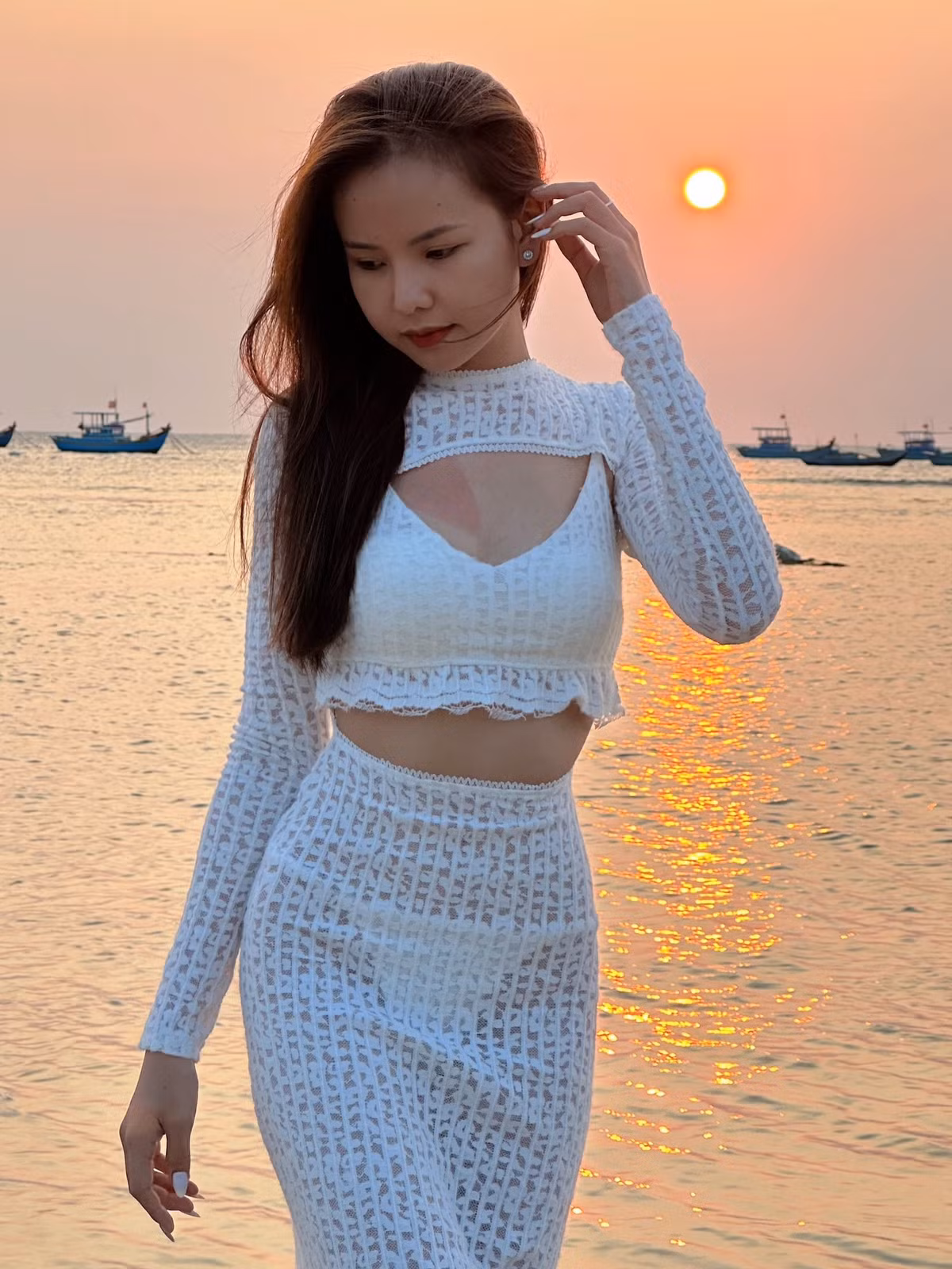 Bờ kè Bãi Lăng: Buổi chiều tà tản bộ quanh bờ kè, ngắm nhìn hoàng hôn buông xuống là trải nghiệm bình yên đáng giá. Ảnh: Ngô Kiều Anh, Anh Tuyền.