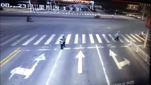 Video: Lên cơn đau tim, tài xế xe ba bánh tông trúng cảnh sát Video: Len con dau tim, tai xe xe ba banh tong trung canh sat