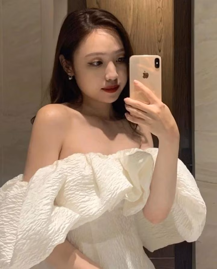 Trái lại, bạn trai cô thường xuyên đăng hình ảnh cặp đôi bên nhau lên Facebook.