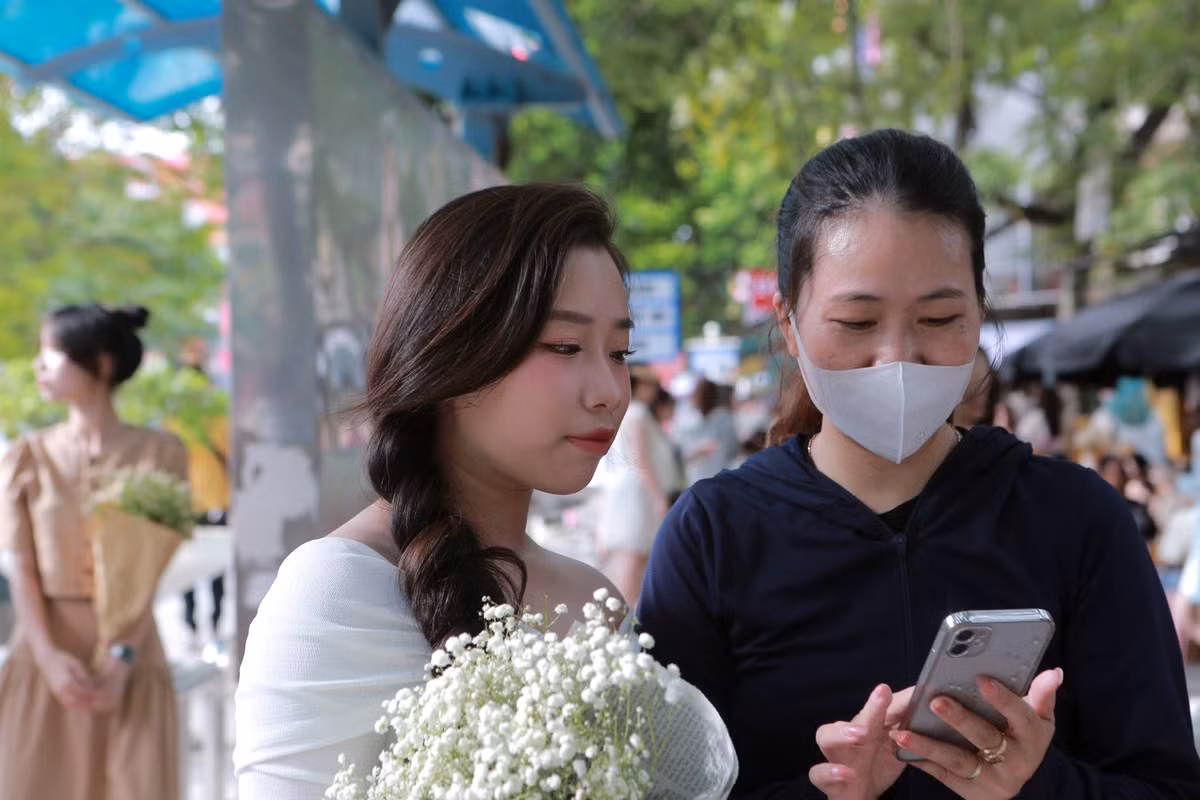 "Xem lại thành quả của buổi chụp hình thú vị hôm nay nào!"