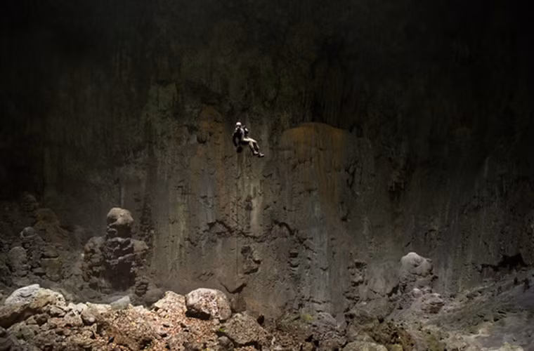 Càng vào sâu trong hang, mọi người sẽ càng ấn tượng với những khối đá vôi sừng sững. Sự kỳ vĩ ấy khiến con người cảm thấy bản thân trở nên nhỏ bé trước thiên nhiên. Sơn Đoòng được xác định là dài ít nhất 8,5km, cao 200m, có nơi có thể lên đến 250m.