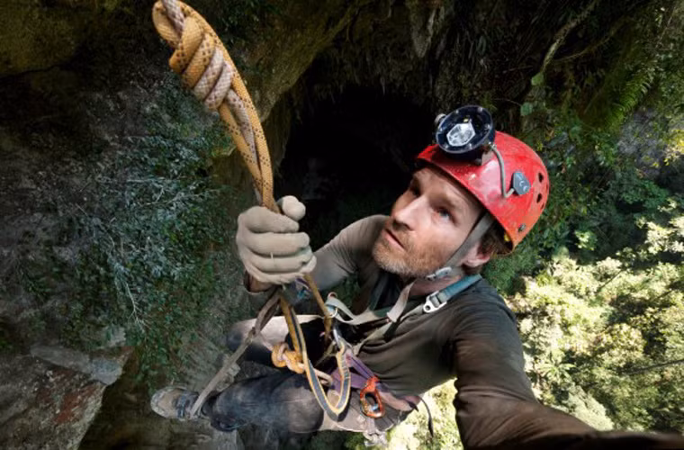  Hiệp hội Hang động Hoàng gia Anh đã phát hiện ra hang Sơn Đoòng (Quảng Bình) vào năm 2009. Hang động này nằm giữa Di sản thiên nhiên thế giới Phong Nha-Kẻ Bàng. Trong ảnh là ông Carsten Peter đang leo vào bên trong hang Sơn Đoòng để thực hiện bộ ảnh về hang động lớn nhất Việt Nam.