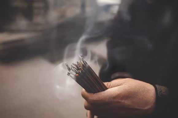 'Thắp hương không ước 2 nguyện, bái Phật không cầu 3 điều' - Hình 2 'Thap huong khong uoc 2 nguyen, bai Phat khong cau 3 dieu'-Hinh-2