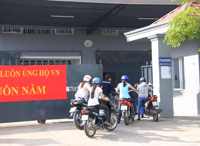 "Chỉ có lao động mới thực sự là vinh quang, còn lang thang là...chết đói", các công nhân dí dỏm chia sẻ. Ảnh: Vội vã vào ca tại KCN Sóng Thần...