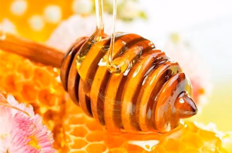 Mật ong. Bạn chỉ cần đóng kín lọ mật ong và để chúng ở nơi khô ráo là được. Việc để trong tủ lạnh sẽ khiến mật ong nhanh chóng bị kết tinh và khó sử dụng.