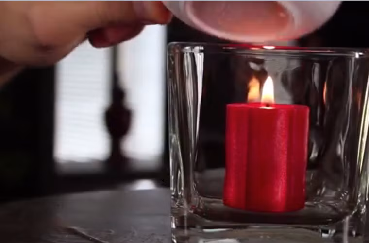 Cho đá khô lại gần ngọn nến đang cháy, ngọn nến nhanh chóng bị dập tắt do khí CO2 thoát ra, bao phủ quanh ngọn nến khiến chúng không có đủ O2 để duy trì quá trình cháy.