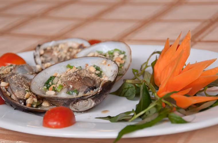 Vọp nướng. Khác với thịt của các loại sò khác, thịt vọp khá dày, lại mọng nước nên ngoài cảm giác ngập răng ban đầu, là sự chìm đắm trong hương thơm, vị ngon, tươi, ngọt, dai mềm của món ăn, hòa cùng vị chua chua, cay cay, mặn mặn của nước chấm trên đầu lưỡi.