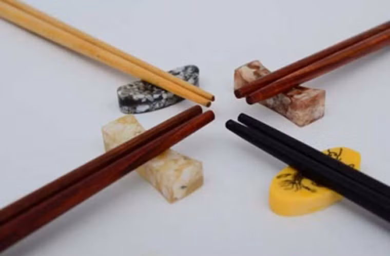 Lần đầu tiên, khi người ta dùng chiếc đũa lạnh lẽo kẹp chặt vào cơ thể non nớt của chúng.