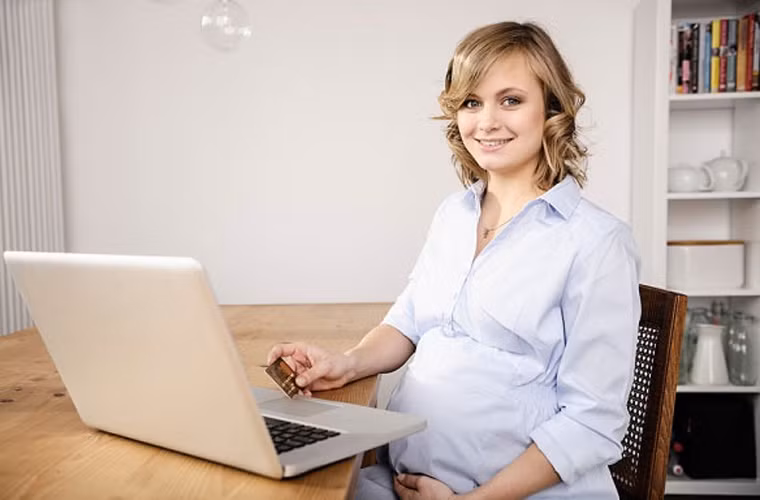Đặc biệt, các mẹ bầu tránh đặt điện thoại di động, máy tính xách tay hay máy tính bảng có bức xạ lên đùi, bụng.