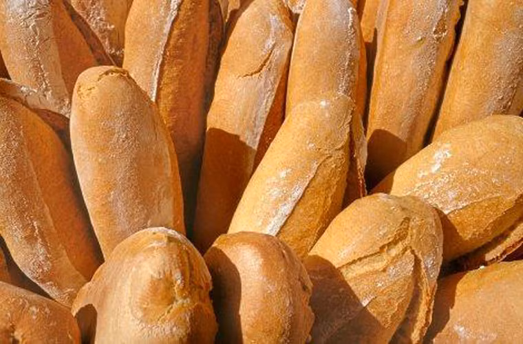 Bánh quy giòn, bánh mì. Hầu hết các trường hợp mắc ung thư dạ dày đều rơi vào tình trạng nôn hoặc buồn nôn. Việc ăn các loại bánh quy giòn hoặc bánh mì có thể giúp tránh những phiền toái này khá hiệu quả. Nếu không có dấu hiệu thuyên giảm, bạn nên ngậm một vài lát chanh, lá bạc hà sau khi ăn.