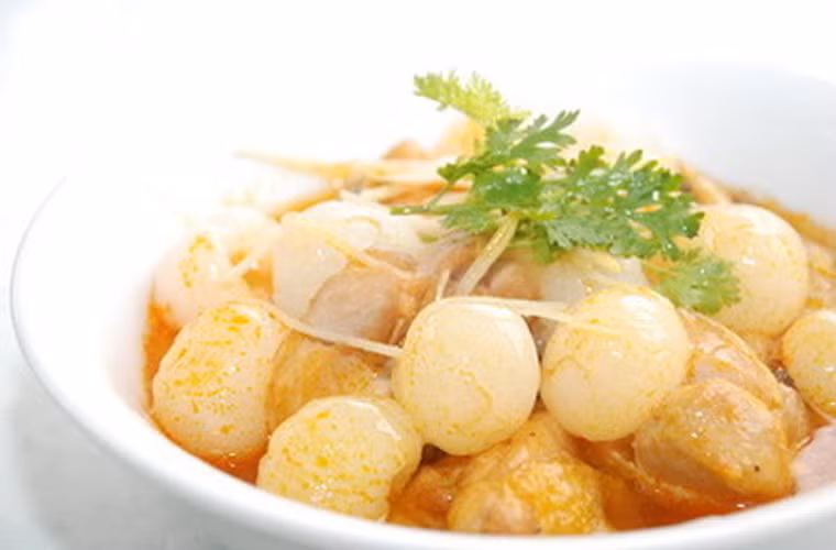 Gà nấu trái vải. Để chế biến gà nấu vải thành công, ngoài nguyên liệu bắt buộc gồm thịt gà, vải tươi, bạn không nên bỏ qua gừng, rượu trắng và hành củ băm nhỏ.