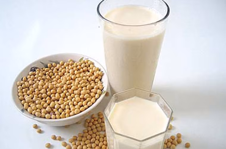 Các sản phẩm đậu nành. Nghiên cứu chỉ ra rằng, việc tiêu thụ các sản phẩm từ đậu nành rất tốt trong việc giảm khả năng mắc ung thư vú cũng như nguy cơ tái phát và tử vong ở những người từng trải qua bạo bệnh.