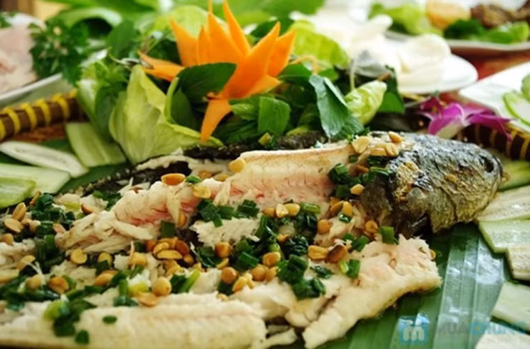 Cá lóc nướng trui. Để thưởng thức được hết vị thơm ngon vừa cay vừa ngọt của từng thớ cá, bạn cần gỡ thịt chấm muối ớt ăn khi còn nóng hổi. Đặc biệt, phải dùng loại muối hột mới cảm nhận hết vị đặc trưng của cá.