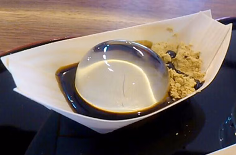 Những người từng thưởng thức cho biết, khi ăn Mizu shingen mochi, nó có vị ngọt nhẹ và mềm mại vô cùng.