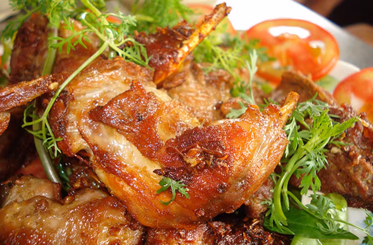 Chuột đồng chiên sả ớt. Ít ai có thể quên được một khi đã thưởng thức món ngon này. Người Cà Mau có thể chế biến chuột đồng thành nhiều món như chuột khìa, thịt chuột sấy khô, chuột chiên... nhưng món chuột chiên sả ớt là món ăn đưa cơm nhất, dễ gây “nghiện” nhất.