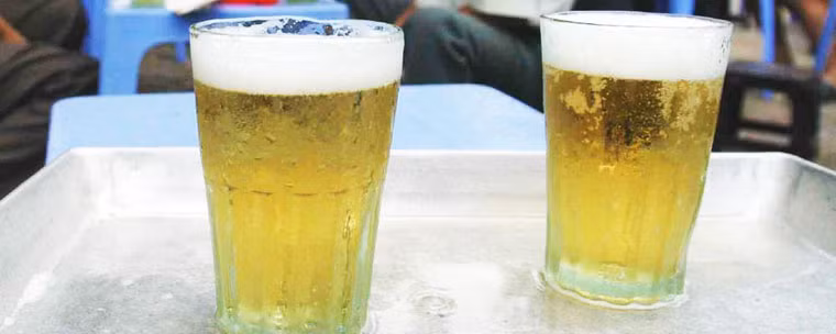 Bạn có thể gọi món ở hầu hết các quán phục vụ bia hơi.