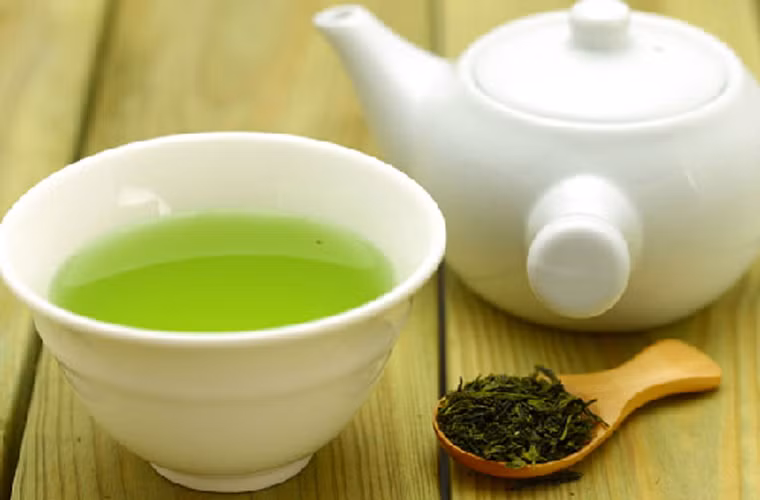 Trà xanh. Giới nghiên cứu từng đưa ra nhiều bằng chứng thuyết phục về khả năng ngừa ung thư của trà xanh. Thậm chí, nghiên cứu của các nhà khoa học Anh từng chỉ ra, những người không uống trà có nguy cơ bị ung thư dạ dày và thực quản cao gấp hai lần so với người sử dụng nó thường xuyên.