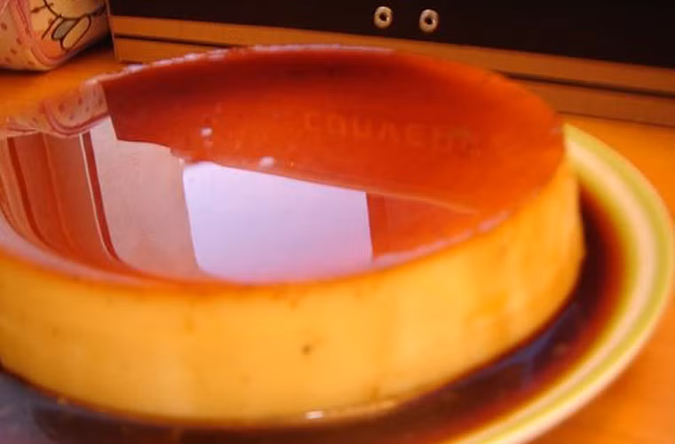 Bánh flan sầu riêng. Bánh flan sầu riêng dễ làm, ngon và rất giàu dinh dưỡng. Ngay từ ánh nhìn đầu tiên, bánh flan sầu riêng đã chiếm được cảm tình của người ăn nhờ vẻ mềm mịn, bắt mắt.