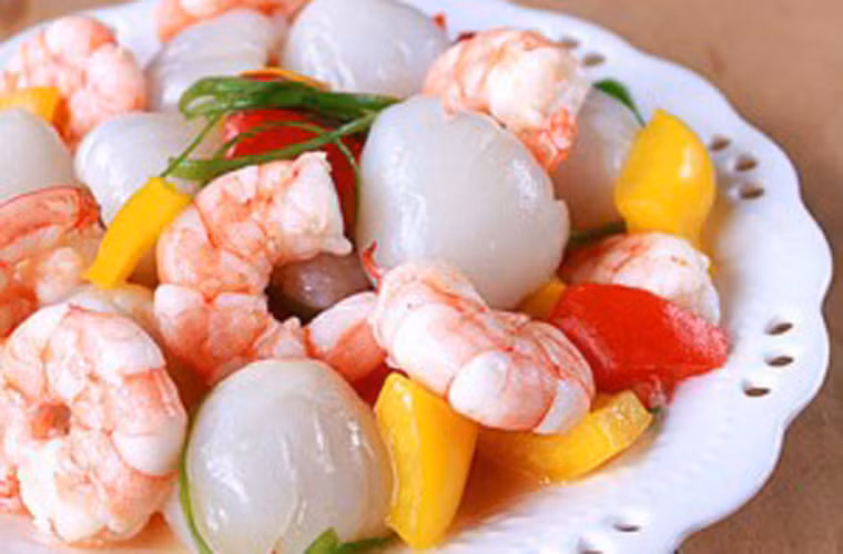Vải xào nhồi tôm. Cũng giống món ăn trên, việc kết hợp giữa vải và tôm giúp người ăn dễ dàng hấp thu những dưỡng chất có trong thực phẩm mà gần như không cảm nhận được vị tanh.
