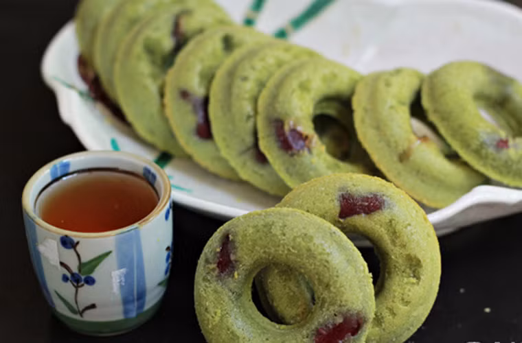 Bánh donut trà xanh. Có xuất xứ từ Mỹ, bánh Donut đang được nhiều bạn trẻ tại Việt Nam yêu thích bởi sự mềm ngọt và màu sắc nhẹ nhàng, quyến rũ của nó.