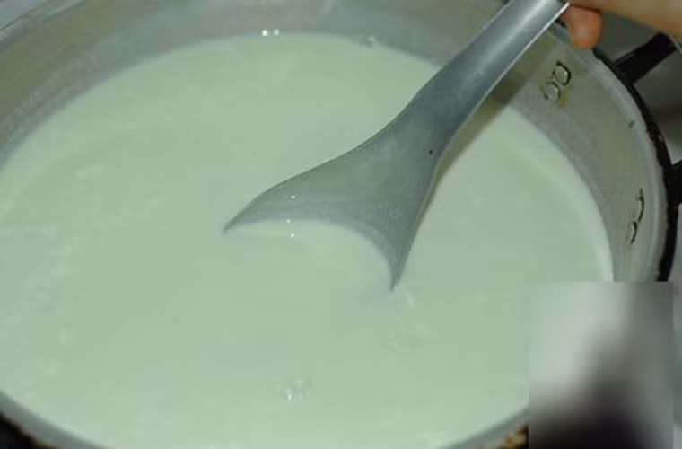 Trà xanh sữa nóng. Để làm món đồ này vô cùng đơn giản, bạn chỉ cần đun nóng sữa, cho đường vào khuấy tan, thêm nước cốt trà xanh vào khuấy đều. Khi thưởng thức, chú ý rắc một chút bột trà xanh lên là được.