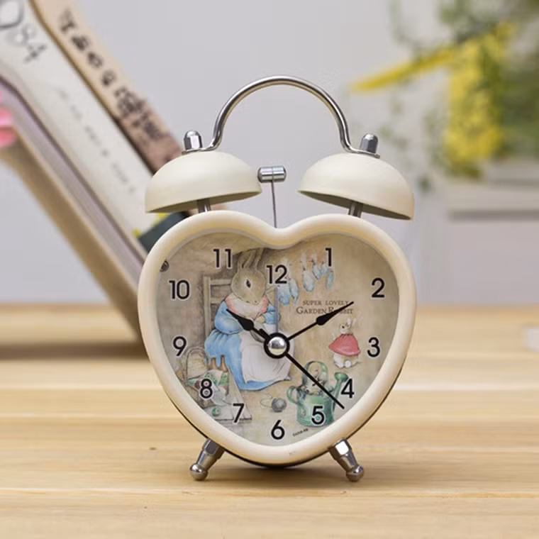 Lựa chọn đồng hồ báo thức thay vì dùng ứng dụng báo thức trên điện thoại. Việc làm đơn giản cho phép bạn không phụ thuộc vào điện thoại; để điện thoại di động ở đầu giường.
