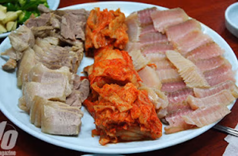 Không chỉ gây ấn tượng mạnh với mùi hôi thối nồng nặc, hongeo còn tạo dấu ấn trong cách bài trí đơn giản mà vẫn đạt giá trị nghệ thuật cao. Ở đây, người ta kết hợp hongeo với ớt, tôm nhỏ, tỏi sống, kim chi và bày xen kẽ với một vài lát thịt lợn luộc.