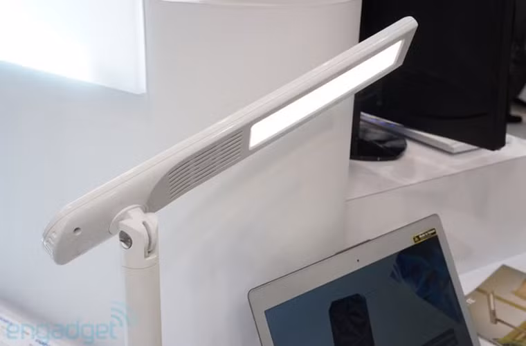 Điều chỉnh ánh sáng phù hợp. Khi làm việc, bạn cần đảm bảo mức độ ánh sáng ở máy tính và môi trường xung quanh là cân bằng để giúp đôi mắt luôn khỏe mạnh. Tránh để tình trạng màn hình máy tính sáng hoặc tối hơn so với ánh sáng bên ngoài.