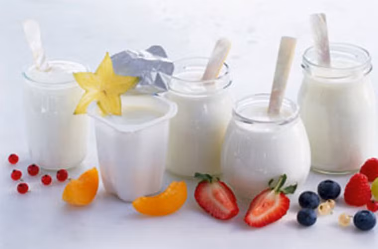 Sữa chua, mận, quả việt quất, chuối cũng cần được chú ý bổ sung đều đặn.