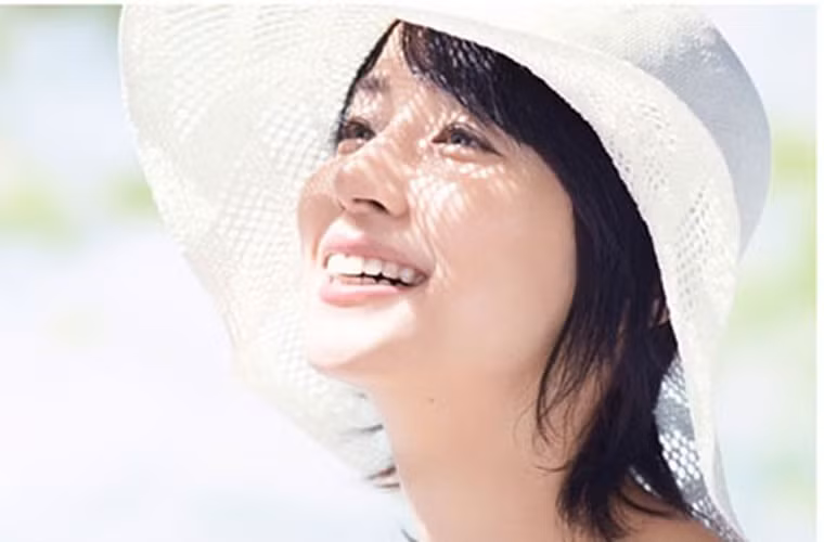 Cố gắng không để mắt tiếp xúc với tia nắng mặt trời trong thời gian dài.
