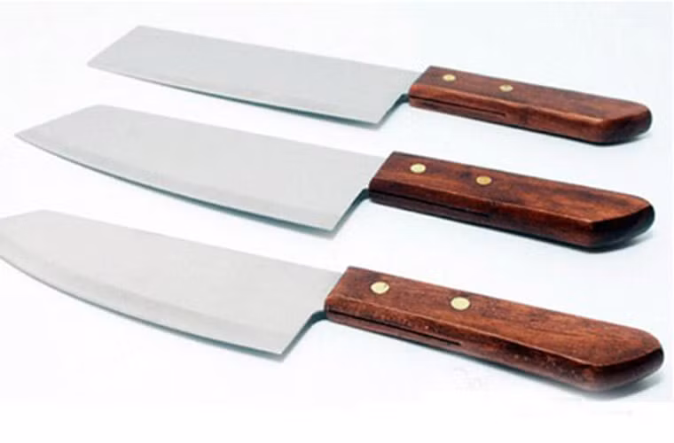 Sự lạnh lùng là vô cùng cần thiết bởi đầu bếp phải dùng con dao nhọn để mổ phanh chú gà tội nghiệp khi còn nguyên lông và sống tốt.