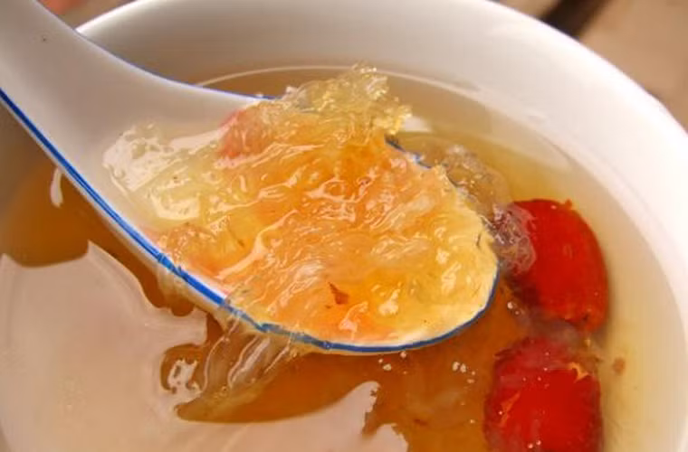 Súp yến. Trong khi một số người coi đây là món đại bổ thì nhiều đối tượng lại ghê sợ món ăn này bởi nguyên liệu của nó được lấy từ nước bọt chim yến.