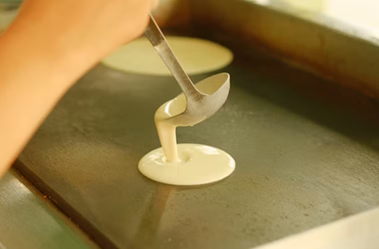 Bánh sầu riêng. Khi thưởng thức, người ăn vẫn có thể cảm nhận trọn vẹn vị đặc trưng của sầu riêng. Món ăn còn trở nên “hút hồn” nhờ mùi thơm của sữa, ngọt của đường cùng vị béo ngậy của trứng gà và kem tươi.
