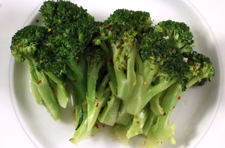 Salad súp lơ. Súp lơ là nguồn cung cấp vitamin E và folate dồi dào. Ăn nhiều những món ăn chế biến từ súp lơ sẽ giúp sĩ tử cải thiện trí nhớ và tăng khả năng xử lý tình huống. Trong số đó, salad súp lơ vừa ngon, dễ làm lại không chứa dầu mỡ nên dễ chiều lòng những người ăn kiêng và cả người già khó tính.