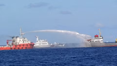 Tàu Trung Quốc xịt vòi rồng vào tàu Việt Nam. Ảnh: Cảnh sát biển Việt Nam.