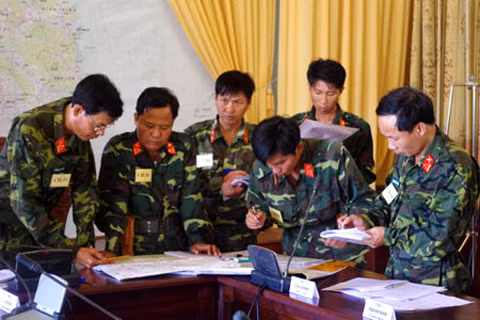 Đảng ủy Sư đoàn bàn phương án tác chiến trong diễn tập CH-14.